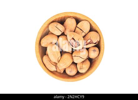 Noci pecan pelate in ciotola di legno su sfondo bianco, vista dall'alto Foto Stock