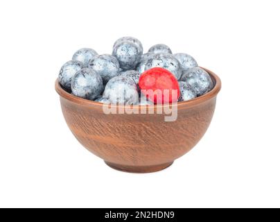 Nocciole al cioccolato in una ciotola di ceramica isolata su fondo bianco Foto Stock