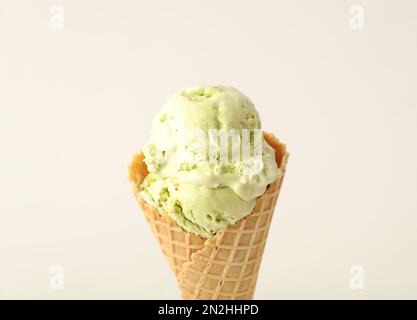 Delizioso gelato in cialda a cono su sfondo bianco, primo piano Foto Stock
