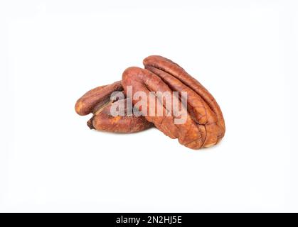 Due metà di noci pecan secche isolate su fondo bianco. Foto Stock