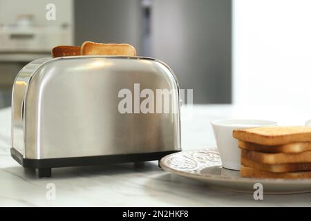 Tostapane moderno con fette di pane su sfondo rosa Foto stock - Alamy