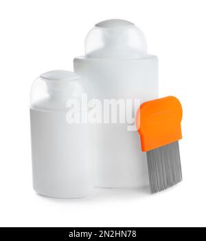 Prodotti per il trattamento antighiaccio e pettine metallico su fondo bianco Foto Stock