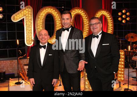 Bernhard Hoecker, Kai Pflaume ed Elton partecipano alle "Wer weiß denn sowas?" 1000th° anniversario Photocall il 6 febbraio 2023 ad Amburgo, Germania. Foto Stock