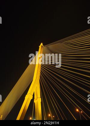 BANGKOK - High Resolution of Rama VIII Bridge Cable Light Reflection : scena notturna del pilone del ponte d'acciaio durante la notte a Bangkok, Thailandia, un Foto Stock