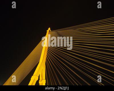 BANGKOK - High Resolution of Rama VIII Bridge Cable Light Reflection : scena notturna del pilone del ponte d'acciaio durante la notte a Bangkok, Thailandia, un Foto Stock