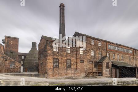 Ceramica Stoke on Trent Staffordshire. Forni a bottiglia e camini presso la ceramica di Middleport vicino alle navi da remi conosciute del canale Mersey e Trent Foto Stock