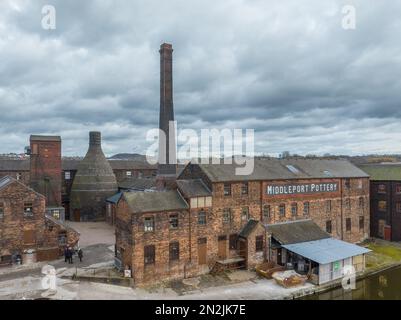 Ceramica Stoke on Trent Staffordshire. Forni a bottiglia e camini a Middleport ceramica. Vista aerea della storica ceramica vicino a Mersey e al canale di Trent Foto Stock