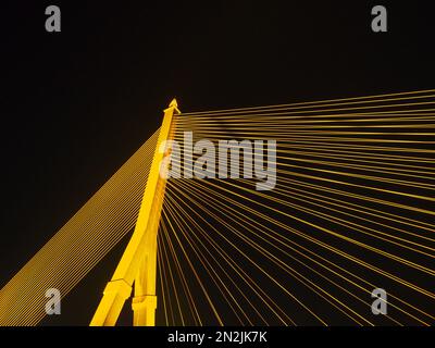 BANGKOK - High Resolution of Rama VIII Bridge Cable Light Reflection : scena notturna del pilone del ponte d'acciaio durante la notte a Bangkok, Thailandia, un Foto Stock