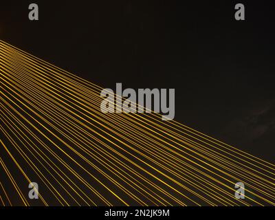 BANGKOK - High Resolution of Rama VIII Bridge Cable Light Reflection : scena notturna del pilone del ponte d'acciaio durante la notte a Bangkok, Thailandia, un Foto Stock