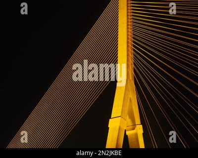BANGKOK - High Resolution of Rama VIII Bridge Cable Light Reflection : scena notturna del pilone del ponte d'acciaio durante la notte a Bangkok, Thailandia, un Foto Stock