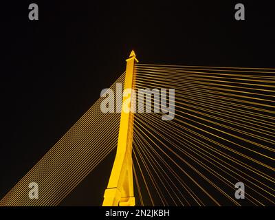 BANGKOK - High Resolution of Rama VIII Bridge Cable Light Reflection : scena notturna del pilone del ponte d'acciaio durante la notte a Bangkok, Thailandia, un Foto Stock