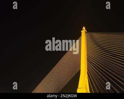 BANGKOK - High Resolution of Rama VIII Bridge Cable Light Reflection : scena notturna del pilone del ponte d'acciaio durante la notte a Bangkok, Thailandia, un Foto Stock