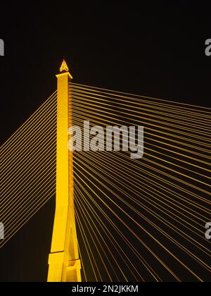 BANGKOK - High Resolution of Rama VIII Bridge Cable Light Reflection : scena notturna del pilone del ponte d'acciaio durante la notte a Bangkok, Thailandia, un Foto Stock