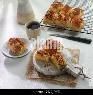 Cheesecake alla griglia servita con una tazza di tè Foto Stock