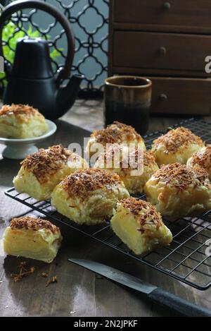 Cheesecake al forno su un vassoio di metallo con una teiera sullo sfondo Foto Stock