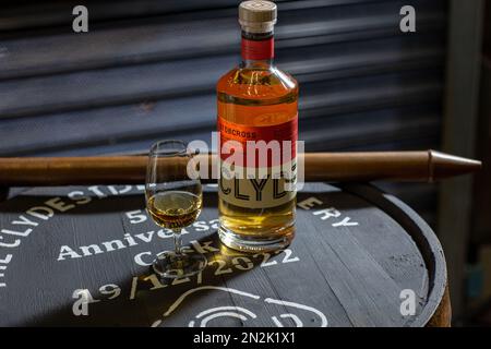 Bottiglia di whisky di malto singolo Clydeside con barile di vetro o con strumento di campionamento a barile di alcool valinch in rame presso la distilleria Clydeside di Glasgow, Scozia. Foto Stock