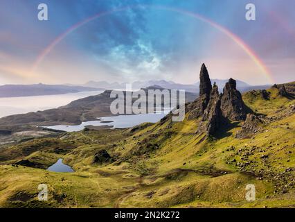 Rainbow sovrastano il vecchio uomo di storr sull'isola di skye, Scozia - Regno Unito Foto Stock