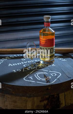 Bottiglia di whisky di malto singolo Clydeside con barile di vetro o con strumento di campionamento a barile di alcool valinch in rame presso la distilleria Clydeside di Glasgow, Scozia. Foto Stock