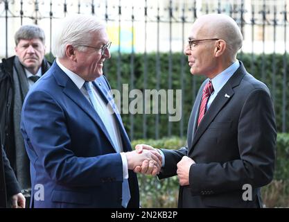 Genf, Svizzera. 07th Feb, 2023. Il presidente tedesco Frank-Walter Steinmeier (l) incontra Volker Türk, Alto Commissario delle Nazioni Unite per i diritti umani. Il Presidente federale ha diverse nomine a Ginevra con il Comitato Internazionale della Croce Rossa. Credit: Britten/dpa/Alamy Live News Foto Stock