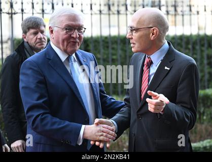 Genf, Svizzera. 07th Feb, 2023. Il presidente tedesco Frank-Walter Steinmeier (l) incontra Volker Türk, Alto Commissario delle Nazioni Unite per i diritti umani. Il Presidente federale ha diverse nomine a Ginevra con il Comitato Internazionale della Croce Rossa. Credit: Britten/dpa/Alamy Live News Foto Stock