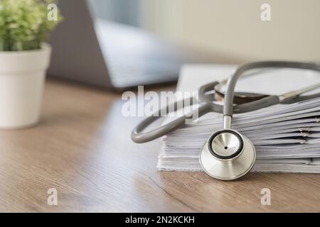 Stetoscopio computer e medico di background utilizzando laptop alla scrivania rete medica su Informatica elettronica medica Foto Stock
