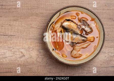 Tom Yum pesce in scatola in una tazza. Zuppa piccante. Foto Stock