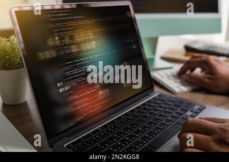 Software engineer lavorando su un laptop sviluppo di applicazioni di siti web concetti tecnologici Foto Stock