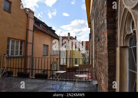 Rilassato vecchio balcone in Italia in una giornata di sole. Foto Stock