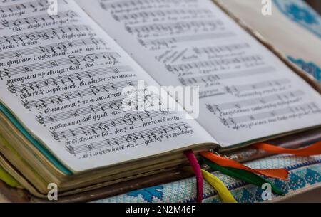 vecchio libro con note musicali. primo piano. Foto Stock