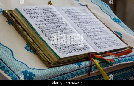 vecchio libro con note musicali. primo piano. Foto Stock