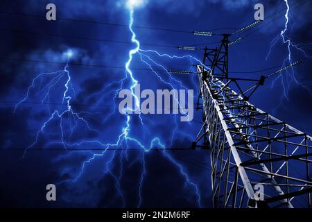 Temporale pittoresco sulla torre ad alta tensione, vista ad angolo basso Foto Stock