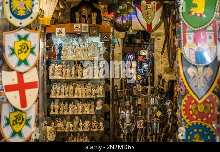 Rodi, Grecia - 2022 agosto : fila di scudi metallici e altri manufatti in vendita in un negozio di souvenir in Grecia Foto Stock