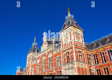 Esterno della stazione ferroviaria del 19th° secolo, la stazione centrale di Amsterdam, Amsterdam, Paesi Bassi Foto Stock