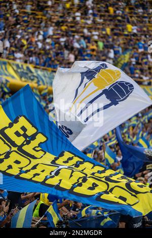 Argentina, Buenos Aires, 05 febbraio 2023: Tifosi di Boca Juniors con bandiere durante il Torneo Binance 2023 della Liga Argentina Profesional match tra Foto Stock