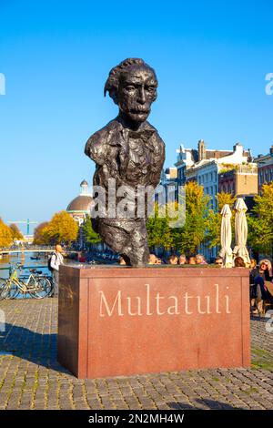 Statua dello scrittore olandese Multatuli (Eduard Douwes Dekker) sul canale Singel, Amsterdam, Paesi Bassi Foto Stock