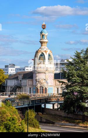 Vista generale della torre dell'ex fabbrica di biscotti LU a Nantes, Francia, che oggi ospita il Lieu Unique, un centro per la cultura contemporanea. Foto Stock