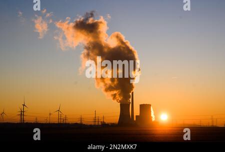 Hohenhameln, Germania. 07th Feb, 2023. Il sole sorge dietro la centrale di Mehrum nel distretto di Peine. La centrale a carbone è tornata in rete come "rimessa di mercato” dall'agosto 2022. Un'ordinanza aveva consentito di rimettere in funzione le centrali elettriche alimentate a carbone duro della cosiddetta riserva di rete per risparmiare gas naturale. Credit: Julian Stratenschulte/dpa/Alamy Live News Foto Stock