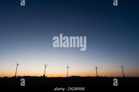 Sehnde, Germania. 07th Feb, 2023. Le turbine eoliche si trovano in un campo nella regione di Hannover. Credit: Marco Rauch/dpa/Alamy Live News Foto Stock