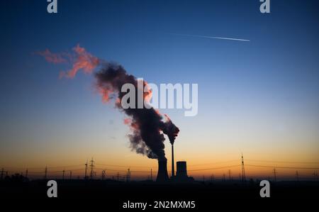 Hohenhameln, Germania. 07th Feb, 2023. Il sole sorge dietro la centrale di Mehrum nel distretto di Peine. La centrale a carbone è tornata in rete come "rimessa di mercato” dall'agosto 2022. Un’ordinanza aveva permesso alle centrali elettriche alimentate a carbone duro della cosiddetta riserva di rete di tornare in funzione per risparmiare gas naturale. Credit: Julian Stratenschulte/dpa/Alamy Live News Foto Stock