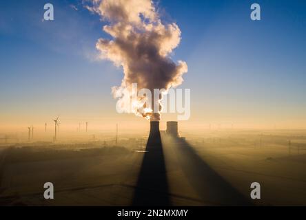 Hohenhameln, Germania. 07th Feb, 2023. Il sole sorge dietro la centrale di Mehrum nel distretto di Peine. La centrale a carbone è tornata in rete come "rimessa di mercato” dall'agosto 2022. Un'ordinanza aveva consentito di rimettere in funzione le centrali elettriche alimentate a carbone duro della cosiddetta riserva di rete per risparmiare gas naturale. Credit: Julian Stratenschulte/dpa/Alamy Live News Foto Stock