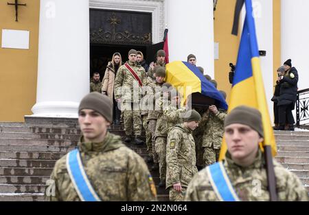 Non esclusiva: KYIV, UCRAINA - 06 FEBBRAIO 2023 - i soldati portano la bara coperta con la bandiera nazionale dell'Ucraina fuori da San Cattedrale di Alessandro Foto Stock