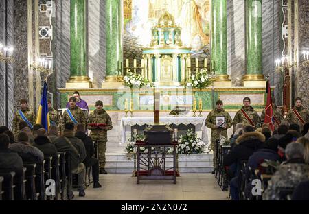 Non esclusiva: KIEV, UCRAINA - 06 FEBBRAIO 2023 - i partecipanti sono visti durante la cerimonia funeraria per un ufficiale di intelligence delle forze speciali del Foto Stock