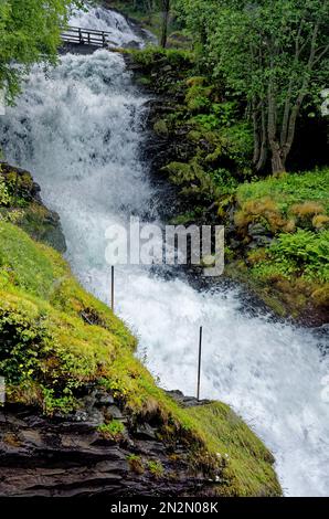 Fiume Briksdalselva e la cascata di Kleivafossen. Parco Nazionale di Jostedalsbreen - cascata - Europa destinazione di viaggio Norvegia. 02.07.2012 Foto Stock