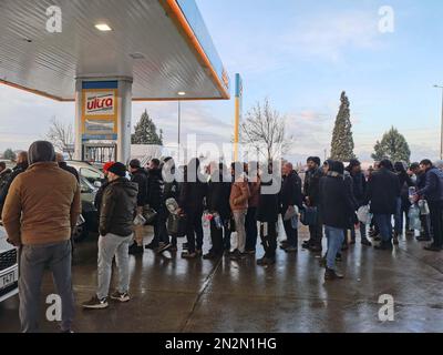 Kahramanmaras. 7th Feb, 2023. Questa foto scattata il 7 febbraio 2023 con un telefono cellulare mostra la line-up di persone in attesa di riempire il gas a Kahramanmaras, T¨¹rkiye, come la maggior parte delle stazioni di benzina locali chiuse. Il bilancio delle vittime dei terremoti di lunedì a T¨¹rkiye è salito a 3.381, ha dichiarato martedì la Disaster and Emergency Management Authority del paese. Credit: Li Zhenbei/Xinhua/Alamy Live News Foto Stock