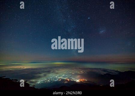 Isola notturna dalla cima del vulcano Foto Stock