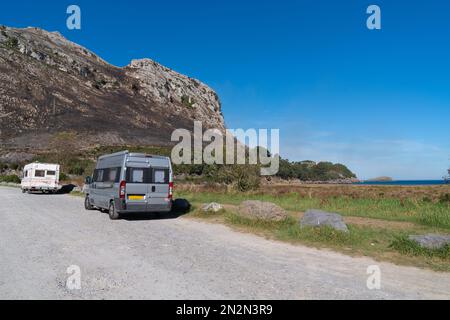 Camper e camper sulla spiaggia Playa de Orinon Cantabria Spagna 50 chilometri da Santander Foto Stock