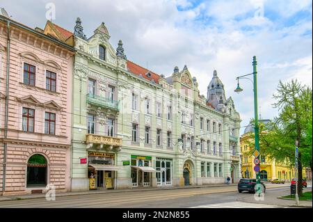 Szeged, Ungheria. Vista frontale la facciata di un bel vecchio edificio con vecchie sculture nel centro della città Foto Stock