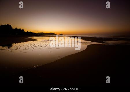 Bellissima alba sulla spiaggia di Zipolite in Messico. Paesaggio con sole dorato Foto Stock