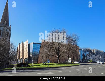 Visto attraverso la rotonda Charles Cross a Plymouth, il Drake Circus Shopping Mall ha una miscela di stili architettonici. Ha vinto la Coppa del carbone per cr Foto Stock