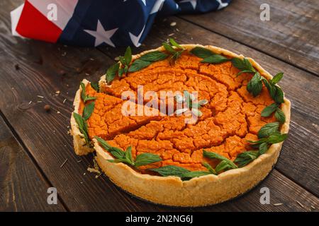 Torta di zucca dolce su legno, cucina americana Foto Stock